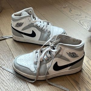 Air Jordan 1 Mid Light Smoke Grey